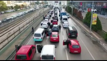 Bursa'da öğrenciler Bursa-İzmir yolunu trafiğe kapattı