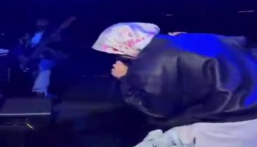 Dünyaca ünlü şarkıcı Justin Bieber, sahneye başörtüsüyle çıktı