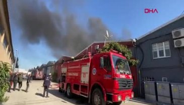 Bursa'da tekstil fabrikasında çıkan yangına müdahale ediliyor