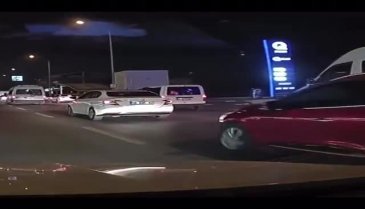 Bursa'da TikTok çekmek isteyen genç kızlar araç camından sarktılar&nbsp; (ÖZEL HABER)