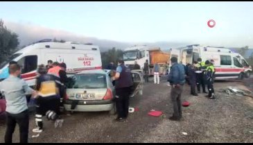 Bursa'da önündeki kaza sebebiyle yavaşlayan minibüse otomobil çarptı: 7 Yaralı