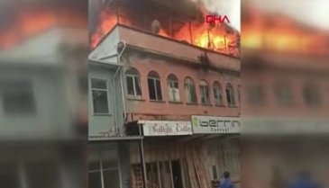 Bursa'da koltuk imalathanesi alev alev yandı
