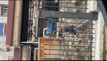 Bursa'da çocuğun tehlikeli oyunu kameraya yansıdı