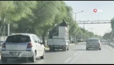 Trafikte buzdolabı üzerinde yolculuk