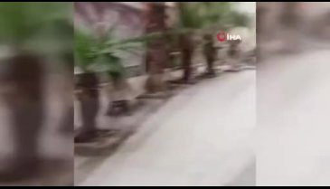 İstanbul Arnavutköy'de hayalindeki eşi direklere afiş asarak arıyor