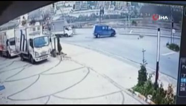 İstanbul'da 2 minibüs çarpıştı: 1 yaralı