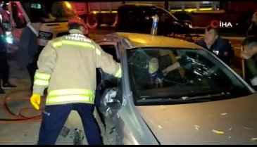 Işık ihlali yapan hafif ticari araç otomobile çarptı