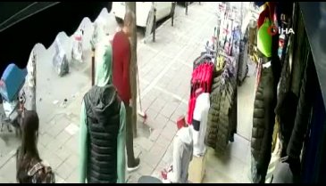 Önce beğendiği yeleği denedi, sonra çaldı