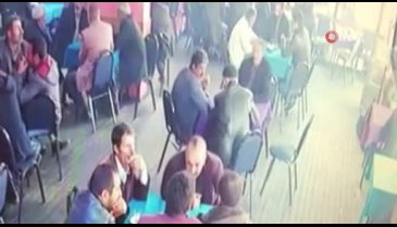 Erzurum'da kahvehanedeki vatandaşların depremden kaçış anı güvenlik kamerasında