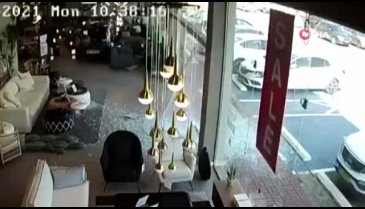 İsrail'de 83 yaşındaki sürücü aracıyla mağazaya daldı