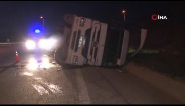 İstanbul'da çakıl taşı yüklü tır devrildi: 1 yaralı