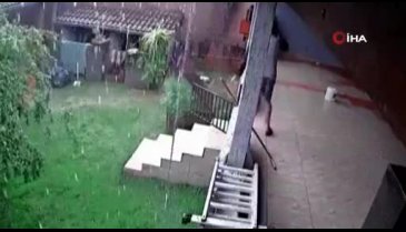Brezilya'da sel suları evi beraberinde götürdü!
