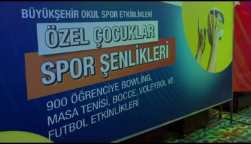 Bursa'da özel çocuklar bowlingle eğlendi