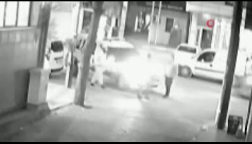 Sokak ortasında olay çıkaran saldırgan polisi sırtından bıçakladı