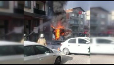İstanbul'da cips dolu kamyonet alev alev yandı