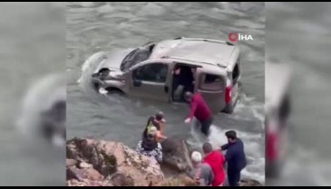 Artvin'de otomobil dereye yuvarlandı!