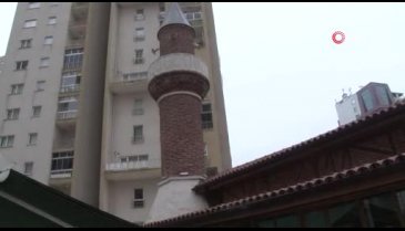 Bursa'da gökdelenlerin gölgesinde 700 yıllık en küçük cami