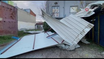 Bursa'da fırtına çatıları uçurdu, evler ve arabalar zarar gördü