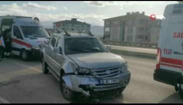 Bursa'da feci kaza! Kamyonet ile otomobil çarpıştı