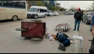 Bursa'da lodosun tezgahını devirdiği simitçi ağır yaralandı