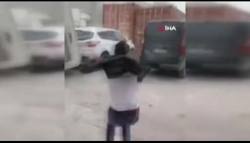 Fırtınada görevli içindeyken güvenlik kulübesi uçtu!