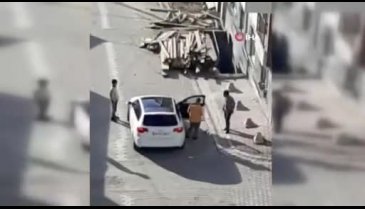 Dakikalarca küfür etti sonra tokatlamaya başladı