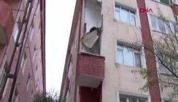 İstanbul'da 4 katlı binanın balkonu çöktü