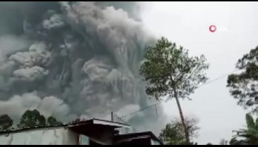 Semeru Yanardağı'nda patlama
