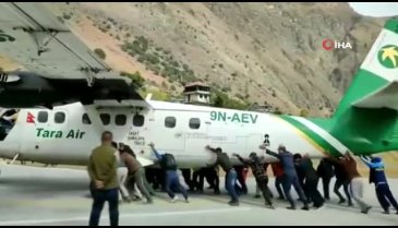 Nepal'de lastiği patlayan uçağı ittiler