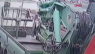 Bursa İnegöl'de motosikletin cipe çarptığı kaza kamerada