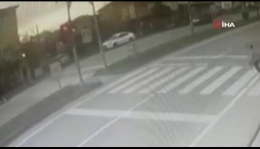 Kırmızı ışıkta geçti, küçük çocuğa çarptı