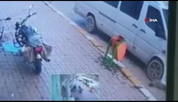 Minibüsün ezdiği köpeğe trafik dubası ile saldırdı