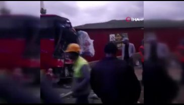 İşçi taşıyan servisler kafa kafaya çarpıştı