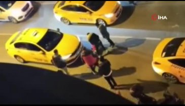 Yolcu 'yapma' dedikçe taksici tekmeledi