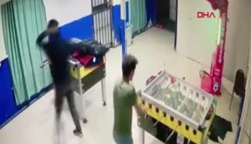 İstanbul'da bir genç makineyi tekmelemeye çalışırken duvara girdi