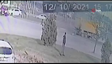 Bursa'da kamyon ile otomobilin çarpışma anı kamerada