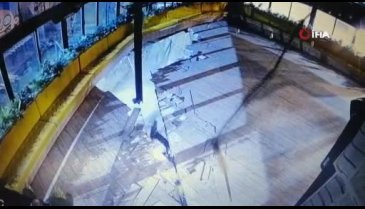 İnşaat alanının yanındaki kafe çöktü