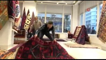 Bursa'ya halılarını tanıtmaya gelen Belediye Başkanı! Kimse anlamıyor