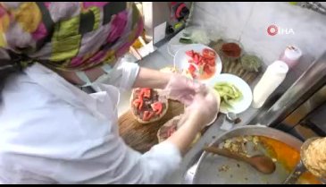 Bursa'da kadın döner ustası! 23 yıldır ateşin başında döner kesiyor