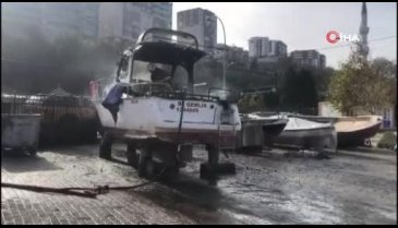 Bursa'da balıkçı barınağında tekne yandı