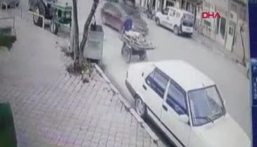 Bursa'da motosikletin yaşlı kadına çarpma anı kamerada