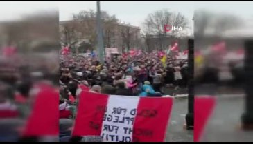 Koronavirüs kısıtlamalarına karşı eylemler devam ediyor