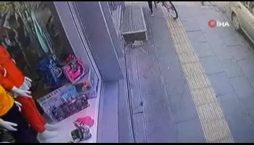 Parmak izi bırakmamak için eldiven taktı ama kamera her şeyi kaydetti