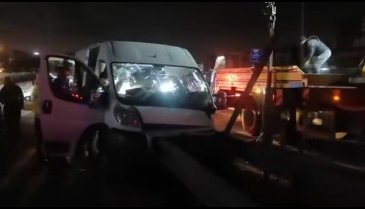 Kocaeli'de servis minibüsünün bariyere çarpması sonucu 1 kişi öldü