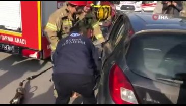 Bursa'da kavşakta iki otomobil birbirine girdi