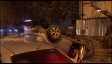 Otomobil önce ağaca çarptı sonra yan devrildi