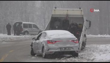 Uludağ yolu çarpışan oto pistine döndü