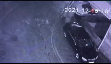 Kanser hastası yaşlı kadını gasp edip yerde sürüklediler!