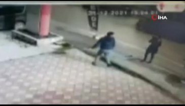 Bursa'da yolda yürüyen kadının burnunu kırdı