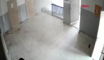 Sınıftan çıkardığı öğrencisini tekme ve yumruklarla dövdü